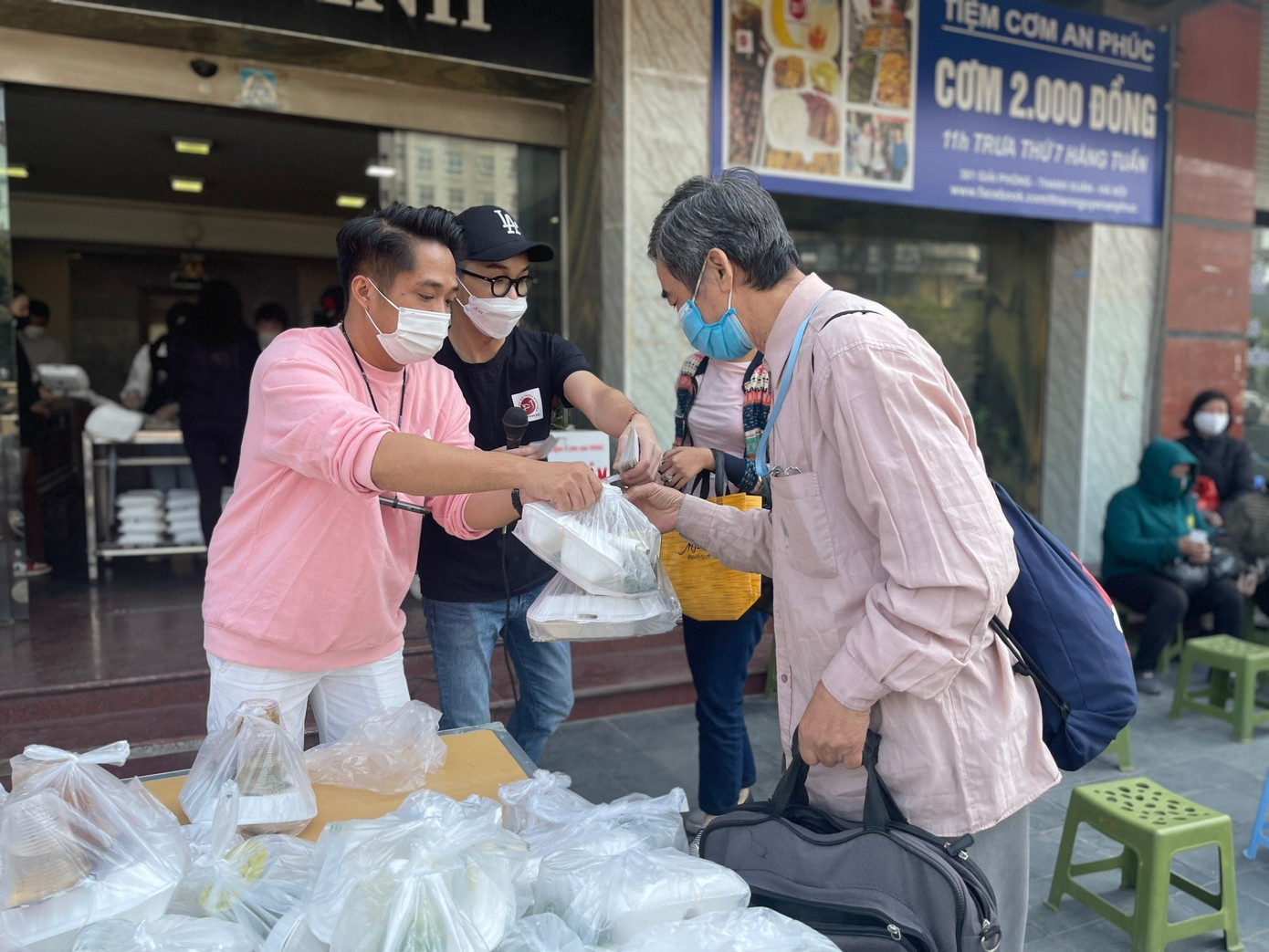 Các thành viên CLB tặng cơm cho người có hoàn cảnh khó khăn