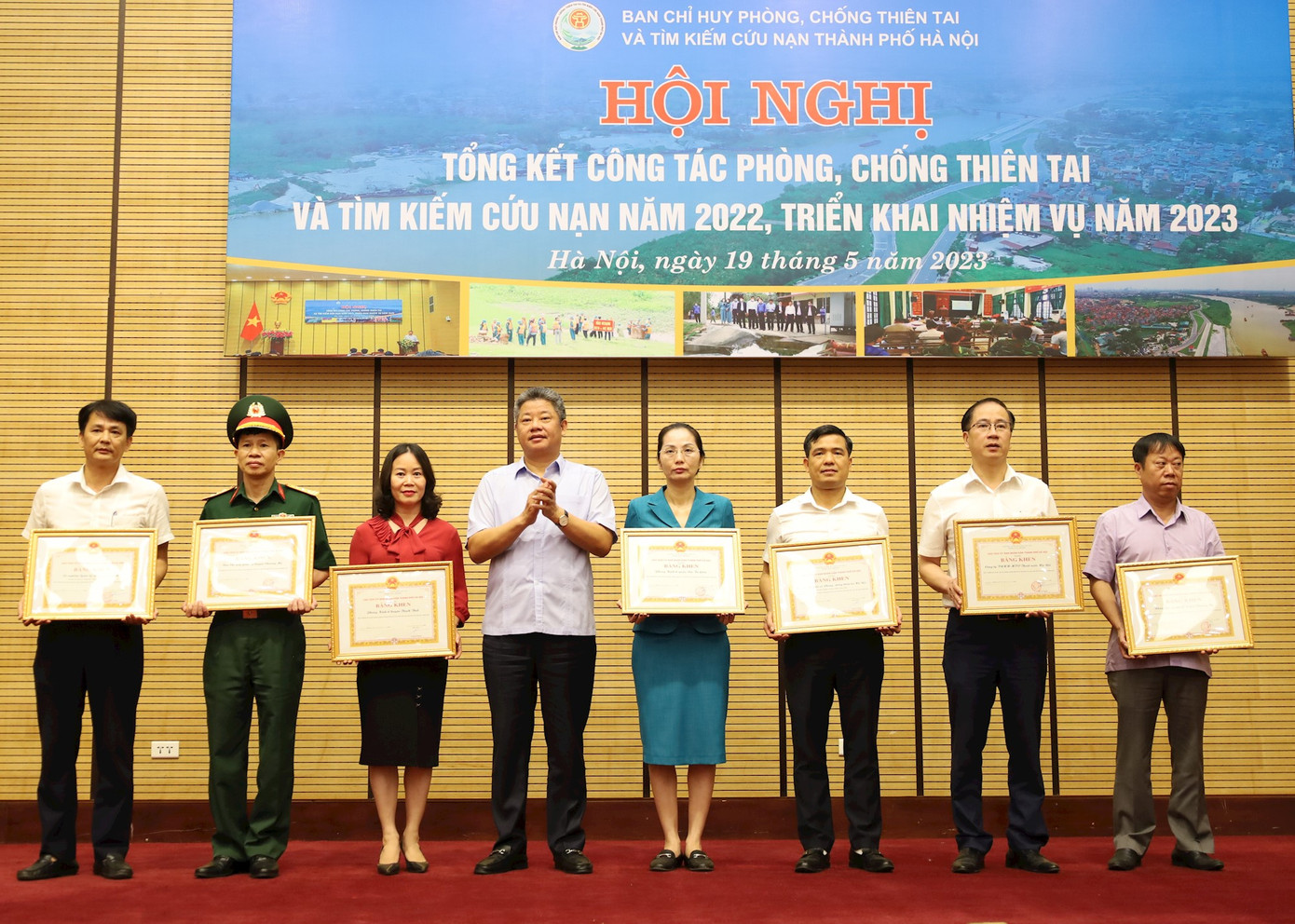 Thay mặt UBND TP. Hà Nội, ông Nguyễn Mạnh Quyền Phó Chủ tịch UBND thành phố Hà Nội tặng bằng khen cho các tập thể, cá nhân có thành tích trong công tác phòng, chống thiên tai và tìm kiếm cứu nạn năm 2022.