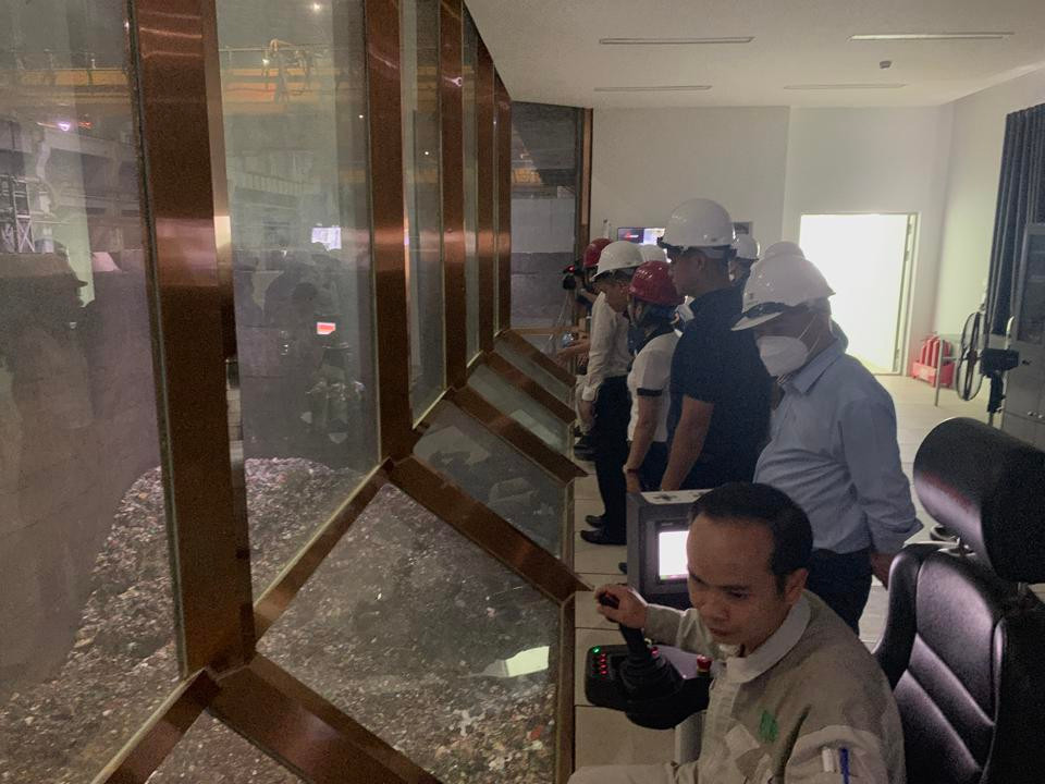 Đoàn công tác kiểm tra khu vực lưu chứa rác của Nhà máy đốt rác phát điện Thiên Ý.