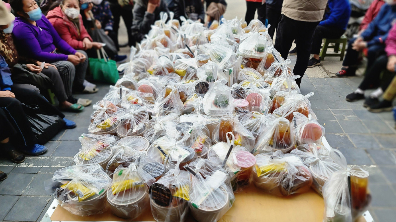 Mỗi sáng thứ 7, nhóm sẽ chuẩn bị 300 suất cơm từ thiện