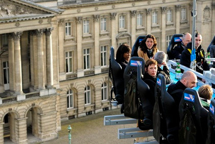 Chiếc bàn ăn cách mặt đất 50m