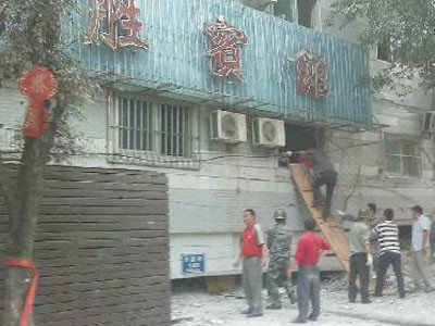 Mọi người đang nỗ lực giải cứu những nạn nhân bị kẹt lại trong ngôi nhà sập do hậu quả trận động đất.