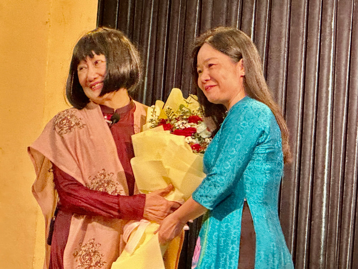 Bà Phạm Thị Ngọc Anh và tác giả Minh Ngọc.