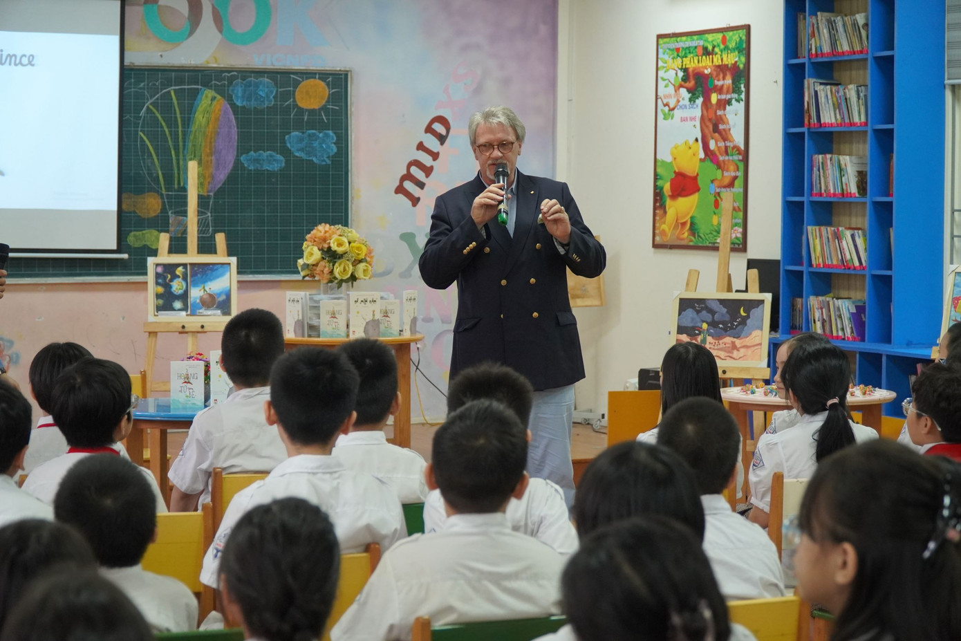 Ông Jean-Marc Probst nói chuyện Hoàng tử bé với các độc giả nhí ở Việt Nam.