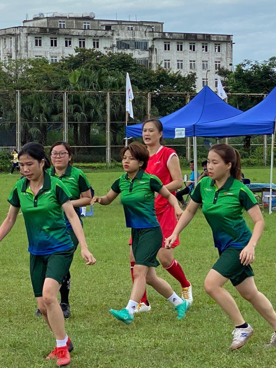 Kim Huệ tham gia một giải bóng đá.