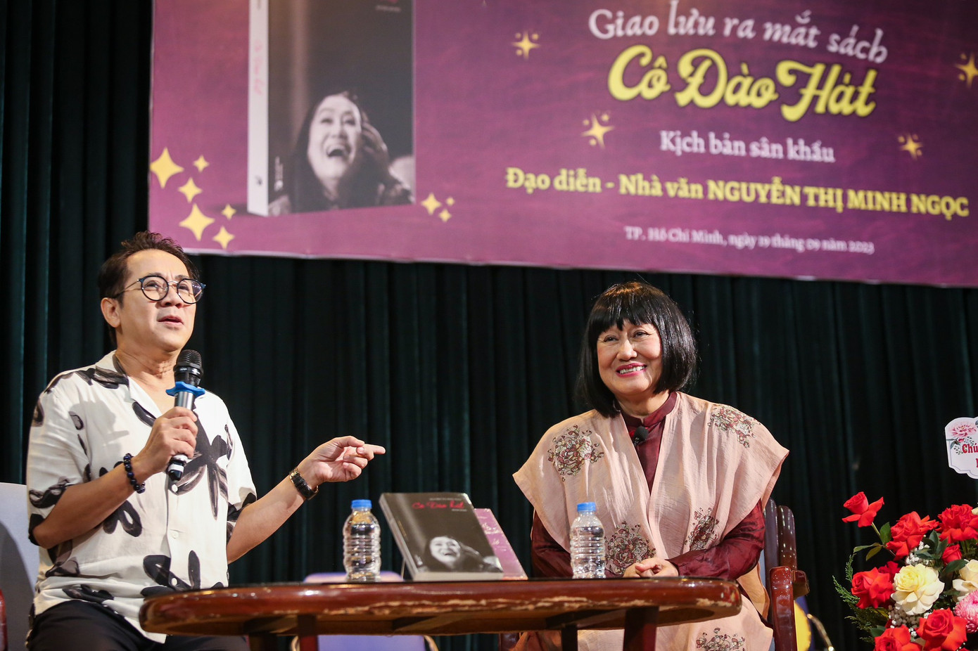 NSƯT Thành Lộc giao lưu cùng tác giả Cô đào hát.