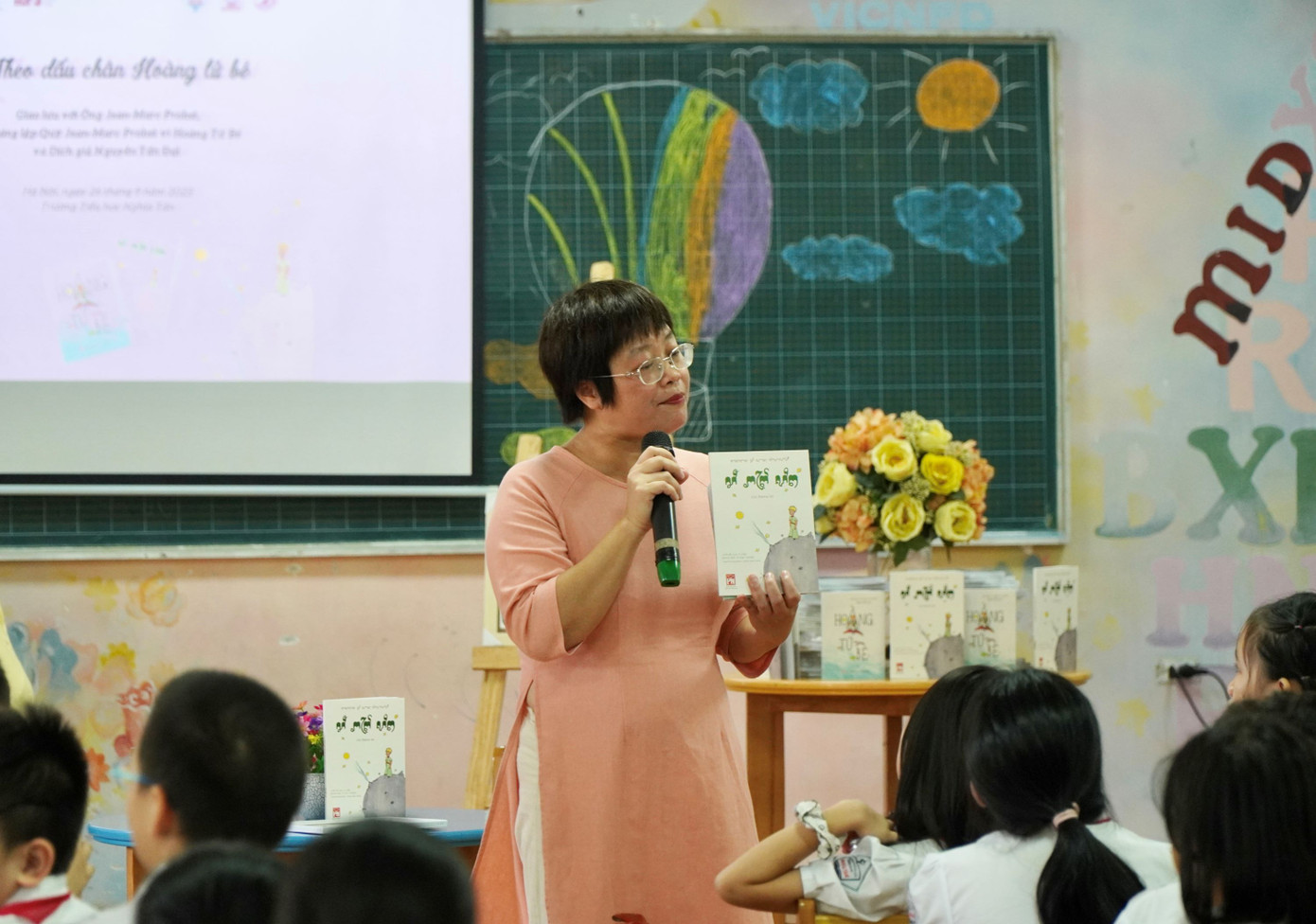 Bà Hoa Phượng giới thiệu phiên bản tiếng Chăm của Hoàng tử bé.