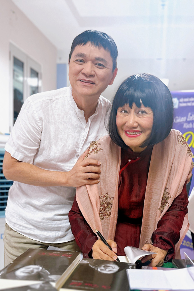 Nghệ sĩ Quốc Thảo chúc mừng đàn chị.