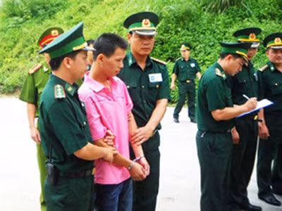 Công an tỉnh Lạng Sơn trao trả mối đối tượng cho công an Trung Quốc. Ảnh: T.L
