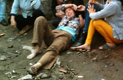 Mẹ nạn nhân liên tục khẳng định con mình vẫn kẹt trong đám cháy (Ảnh: Tri thức). Mẹ nạn nhân liên tục khẳng định con mình vẫn kẹt trong đám cháy (Ảnh: Tri thức)