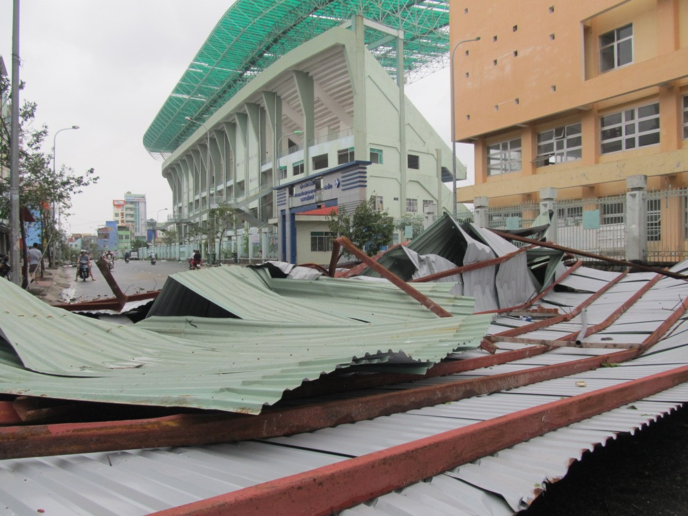 Mái nhà kiên cố bị cuốn rơi xuống đất