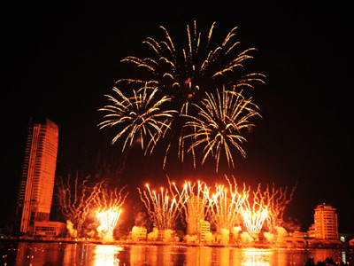 Sông Hàn tỏa sáng đêm pháo hoa. Sông Hàn tỏa sáng đêm pháo hoa