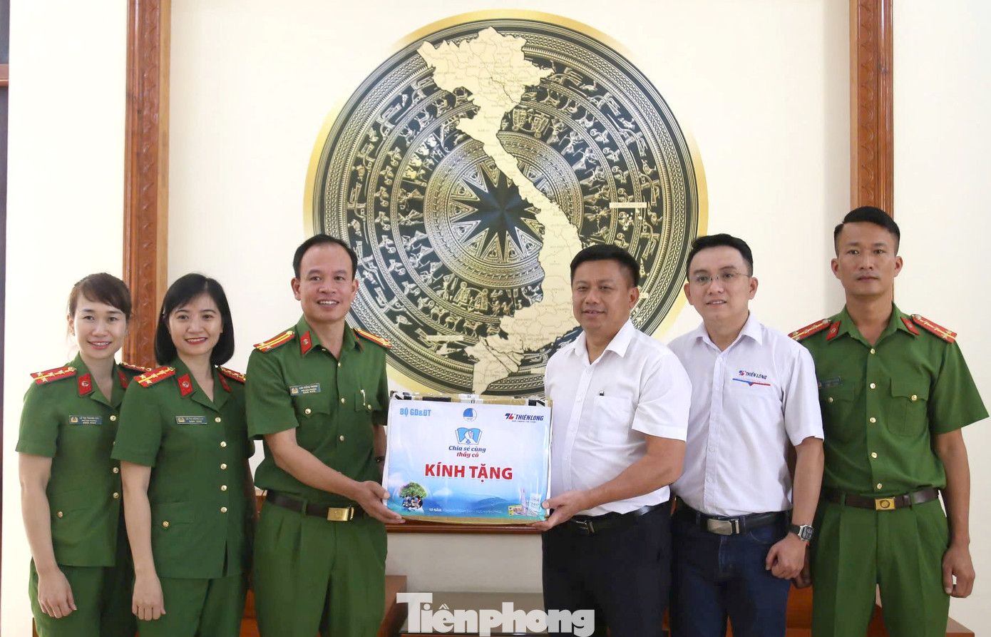 Đại diện Ban Tổ chức thăm, tặng quà trường Giáo dưỡng số 2 tại Ninh Bình. Đại diện nhà trường và cô Lê Thị Hồng Lụa (thứ 2 từ trái sang), thầy Trần Đại Lượng (ở ngoài cùng bên phải) nhận quà.