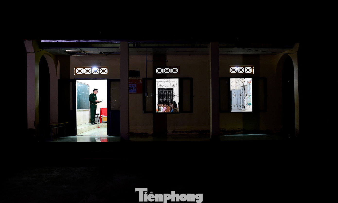 Lớp xóa mù chữ của "thầy giáo quân hàm xanh" Lò Văn Thoại là một căn phòng trong điểm trường tiểu học. Lớp học diễn ra hoàn toàn buổi tối, từ 19 giờ đến hơn 21 giờ, được đồng đội và bà con gọi thân thương là lớp "bình dân học vụ". Trong lớp học ấy, giáo viên đứng lớp nghiêm chỉnh trong bộ quân phục. Ảnh: Xuân Tùng