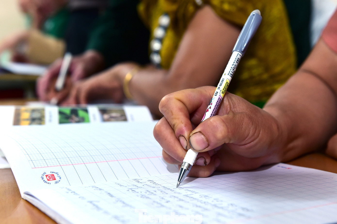 Theo anh Thoại, những buổi đầu tiên lên lớp, anh gặp không ít khó khăn vì học viên lâu rồi không cầm bút, với nhiều lứa tuổi khác nhau, đôi khi phải cầm tay học viên viết những nét chữ ê, a...đặc biệt là học ghép chữ, ghép vần. Ảnh: Xuân Tùng