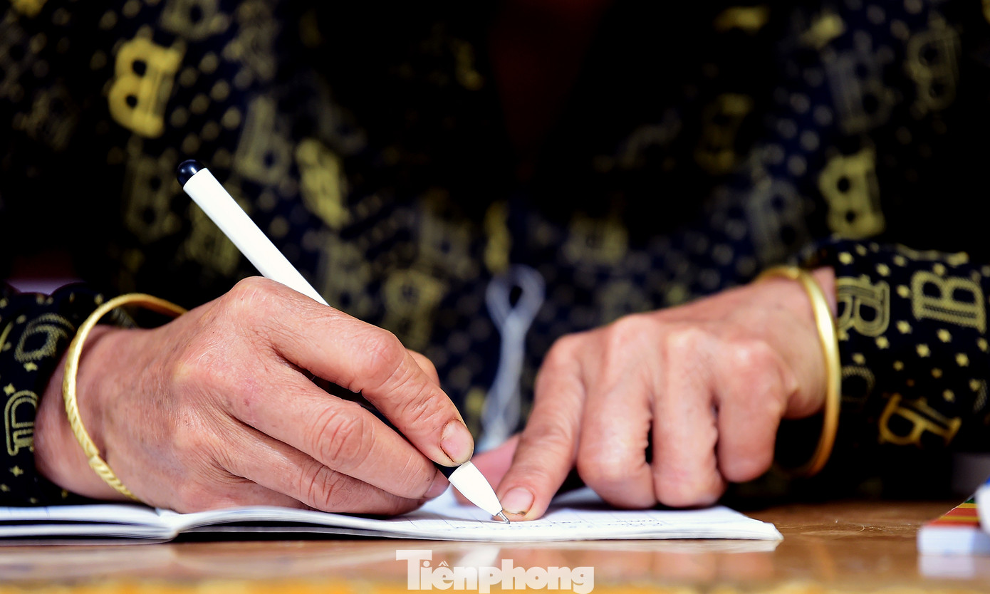 Theo anh Thoại, những buổi đầu tiên lên lớp, anh gặp không ít khó khăn vì học viên lâu rồi không cầm bút, với nhiều lứa tuổi khác nhau, đôi khi phải cầm tay học viên viết những nét chữ ê, a...đặc biệt là học ghép chữ, ghép vần. Ảnh: Xuân Tùng