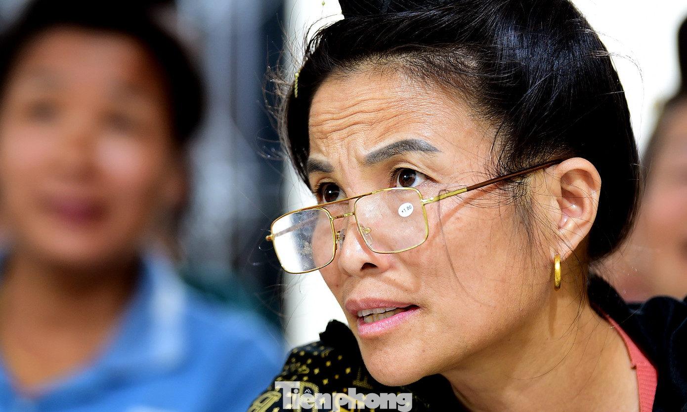 Theo anh Thoại, những buổi đầu tiên lên lớp, anh gặp không ít khó khăn vì học viên lâu rồi không cầm bút, với nhiều lứa tuổi khác nhau, đôi khi phải cầm tay học viên viết những nét chữ ê, a...đặc biệt là học ghép chữ, ghép vần. Ảnh: Xuân Tùng