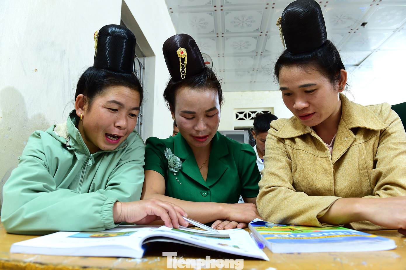 Vận động bà con đến lớp đã khó, đều đặn đi học còn khó hơn, đòi hỏi người dạy thường xuyên động viên, khuyến khích để bà con vượt qua tâm lý tự ti và hào hứng với việc học tập qua những bài học, ví dụ minh hoạ trực tiếp và có thể nhanh chóng ứng dụng được vào đời sống, sinh hoạt. Sau mỗi buổi học và trò chuyện với đồng bào, anh Thoại thường xuyên lồng ghép nội dung tuyên truyền chủ trương đường lối của Đảng, chính sách và pháp luật của Nhà nước; chủ trương phát triển kinh tế, văn hóa, xã hội của địa phương; phổ biến kiến thức pháp luật, an ninh - quốc phòng. Ảnh: Xuân Tùng