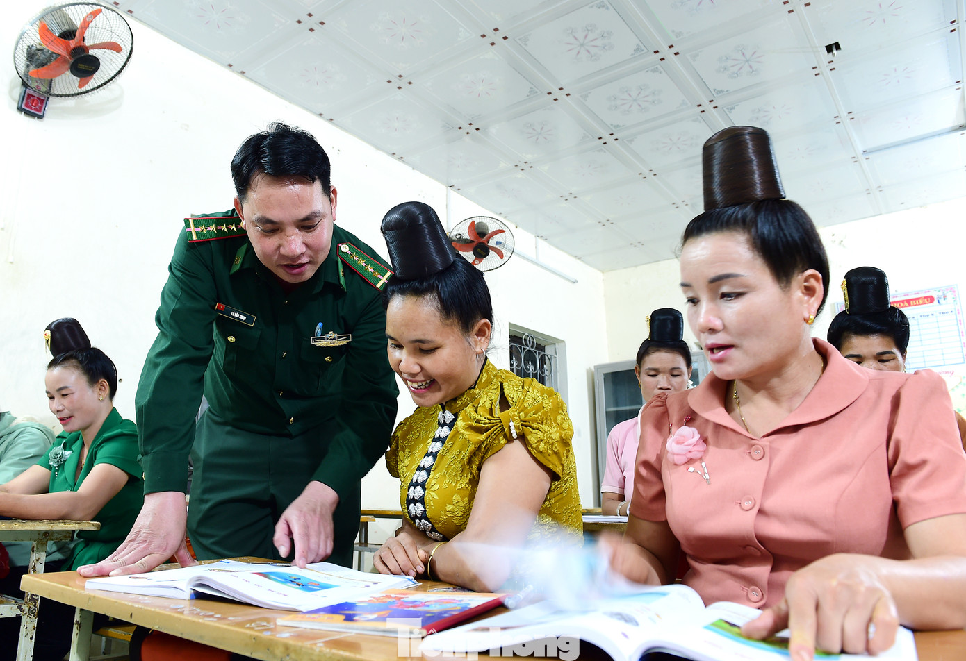 Anh Thoại cho hay: “Với phương châm cùng ăn, cùng ở, cùng làm, cùng nói tiếng dân tộc, tôi đã không quản ngại khó khăn, tích cực nghiên cứu tài liệu, phương pháp giảng dạy sao cho phù hợp”. Ảnh: Xuân Tùng