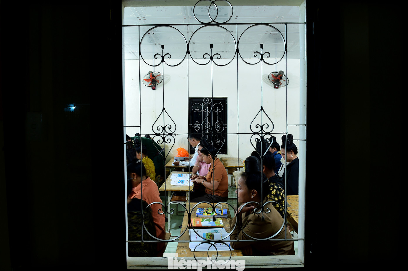 Lớp xóa mù chữ của "thầy giáo quân hàm xanh" Lò Văn Thoại là một căn phòng trong điểm trường tiểu học. Lớp học diễn ra hoàn toàn buổi tối, từ 19 giờ đến hơn 21 giờ, được đồng đội và bà con gọi thân thương là lớp "bình dân học vụ". Trong lớp học ấy, giáo viên đứng lớp nghiêm chỉnh trong bộ quân phục. Ảnh: Xuân Tùng