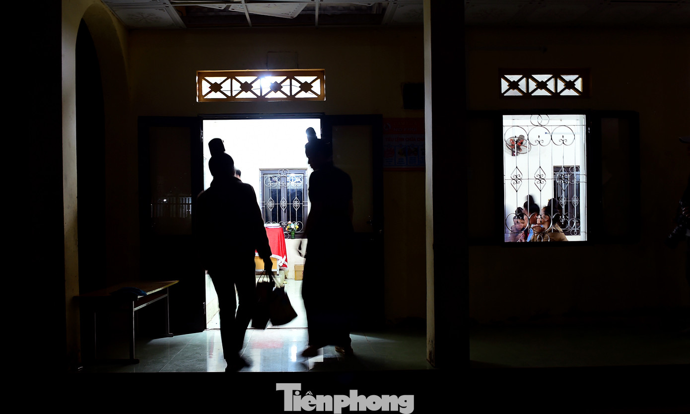 Lớp xóa mù chữ của "thầy giáo quân hàm xanh" Lò Văn Thoại là một căn phòng trong điểm trường tiểu học. Lớp học diễn ra hoàn toàn buổi tối, từ 19 giờ đến hơn 21 giờ, được đồng đội và bà con gọi thân thương là lớp "bình dân học vụ". Trong lớp học ấy, giáo viên đứng lớp nghiêm chỉnh trong bộ quân phục. Ảnh: Xuân Tùng