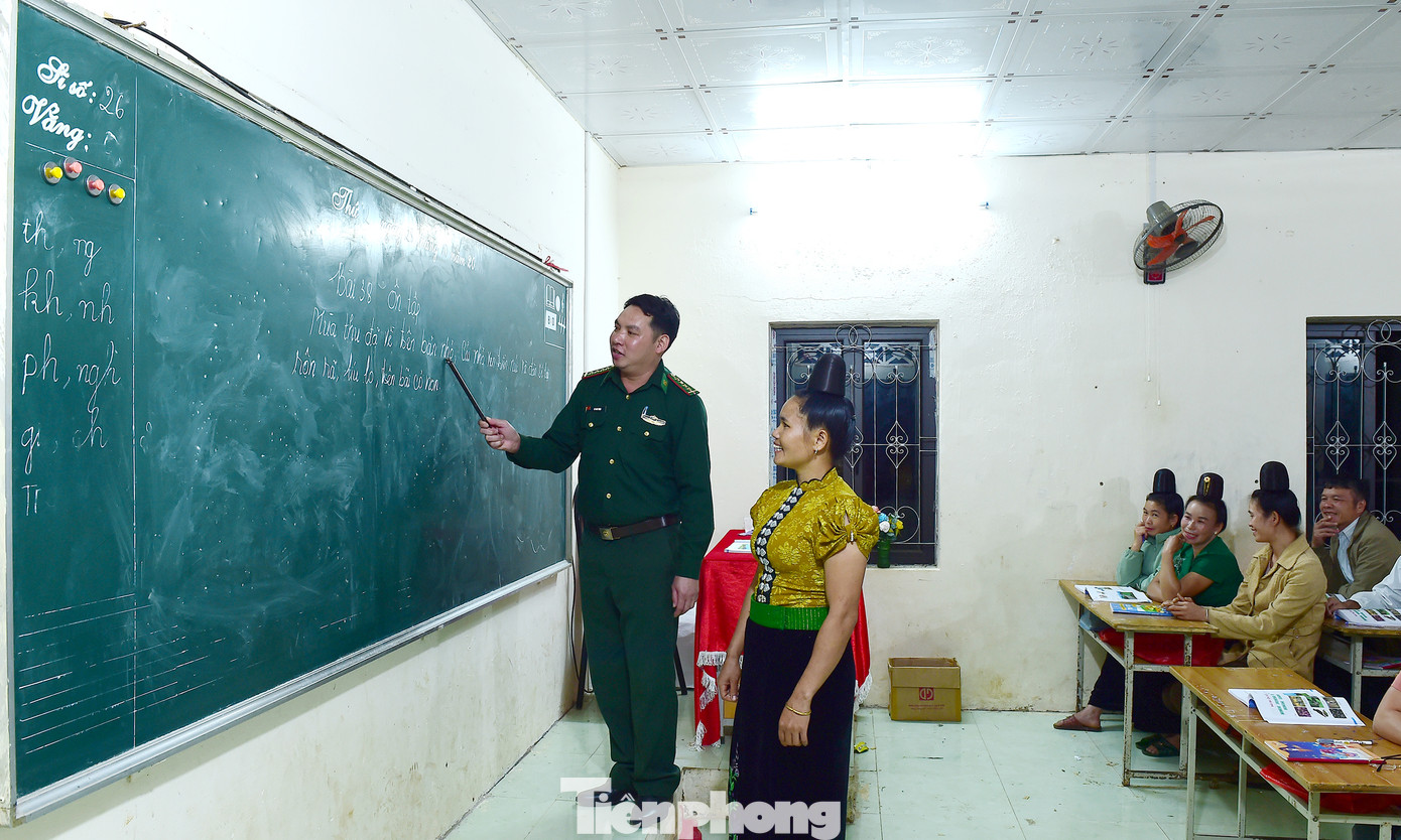 Với những đóng góp tích cực trong công tác vận động quần chúng và xoá mù chữ, Đại úy Lò Văn Thoại được nhận nhiều giấy khen của Sở GD&ĐT Sơn La; đạt danh hiệu Chiến sĩ tiên tiến của Bộ đội Biên phòng tỉnh Sơn La. Anh là một trong số 60 gương được tuyên dương trong chương trình "Chia sẻ cùng thầy cô" năm 2024 do T.Ư Hội LHTN Việt Nam, Bộ GD&ĐT và Tập đoàn Thiên Long phối hợp tổ chức. Ảnh: Xuân Tùng