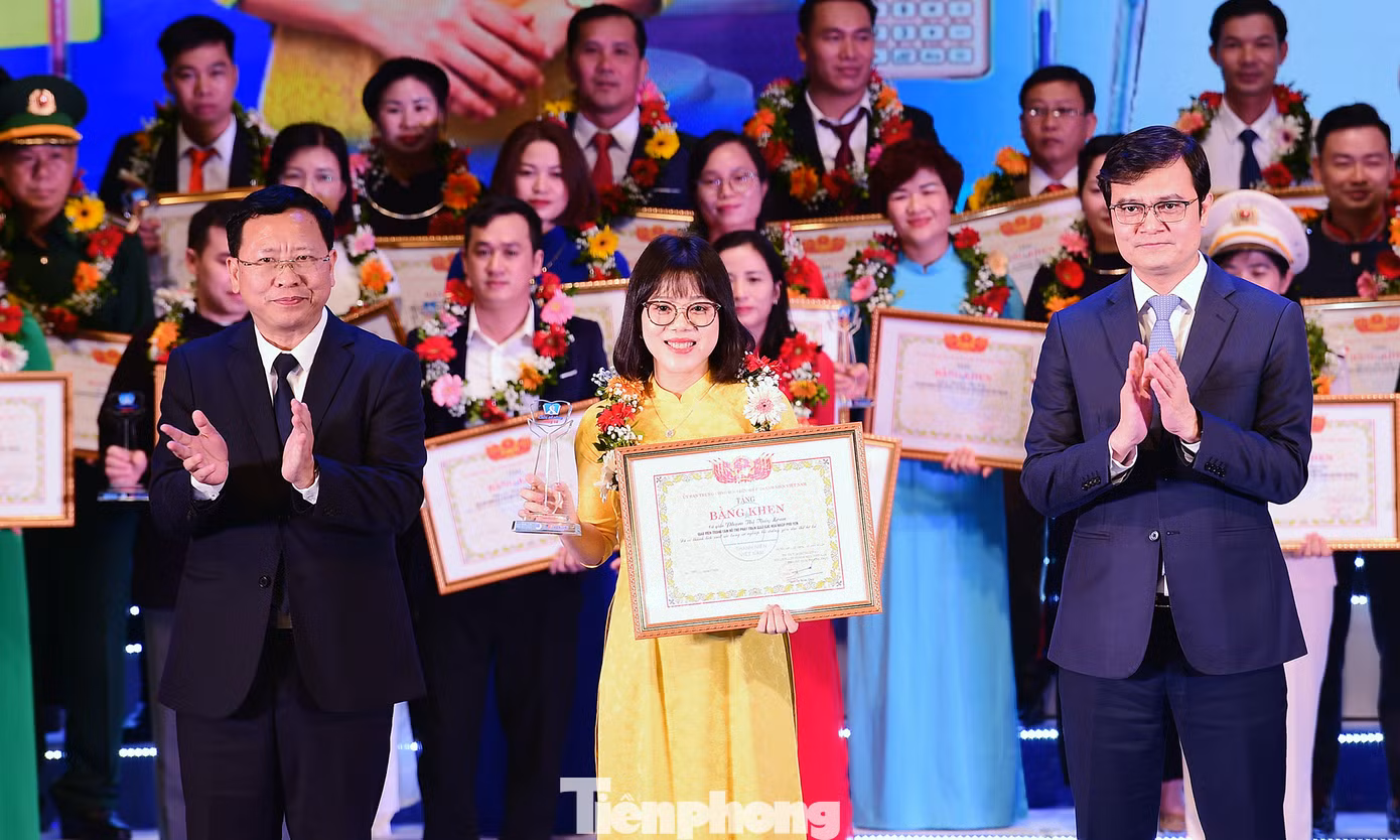 Lãnh đạo T.Ư Đoàn,T.Ư Hội LHTN Việt Nam và Bộ GD&amp;ĐT trao khen thưởng các thầy cô giáo trong chương trình. Ảnh: Xuân Tùng