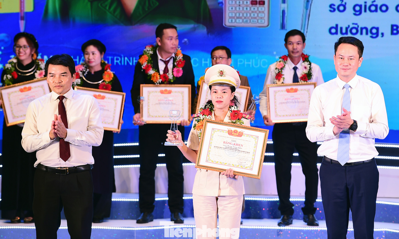 Lãnh đạo T.Ư Đoàn,T.Ư Hội LHTN Việt Nam và Bộ GD&amp;ĐT trao khen thưởng các thầy cô giáo trong chương trình. Ảnh: Xuân Tùng