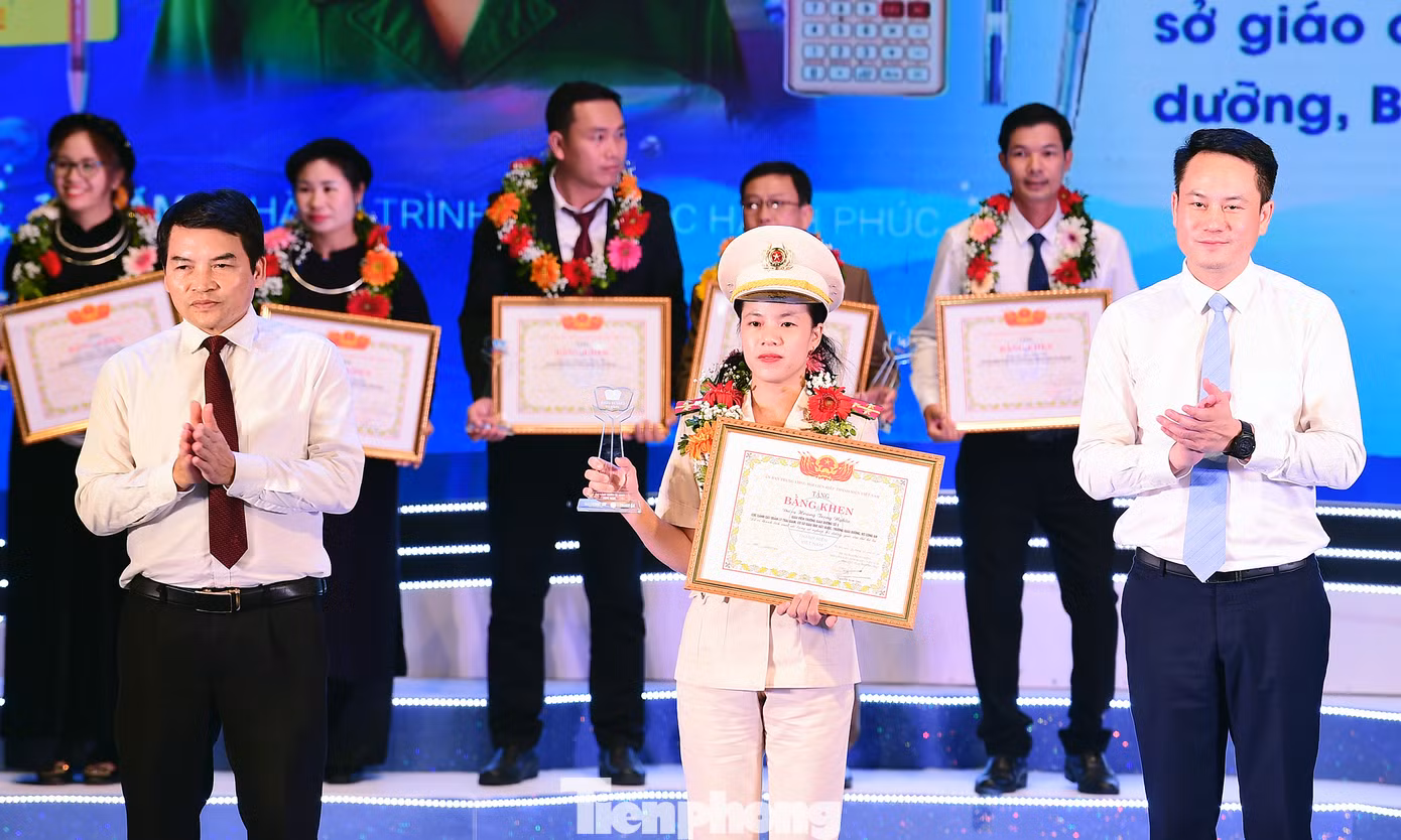 Lãnh đạo T.Ư Đoàn,T.Ư Hội LHTN Việt Nam và Bộ GD&amp;ĐT trao khen thưởng các thầy cô giáo trong chương trình. Ảnh: Xuân Tùng