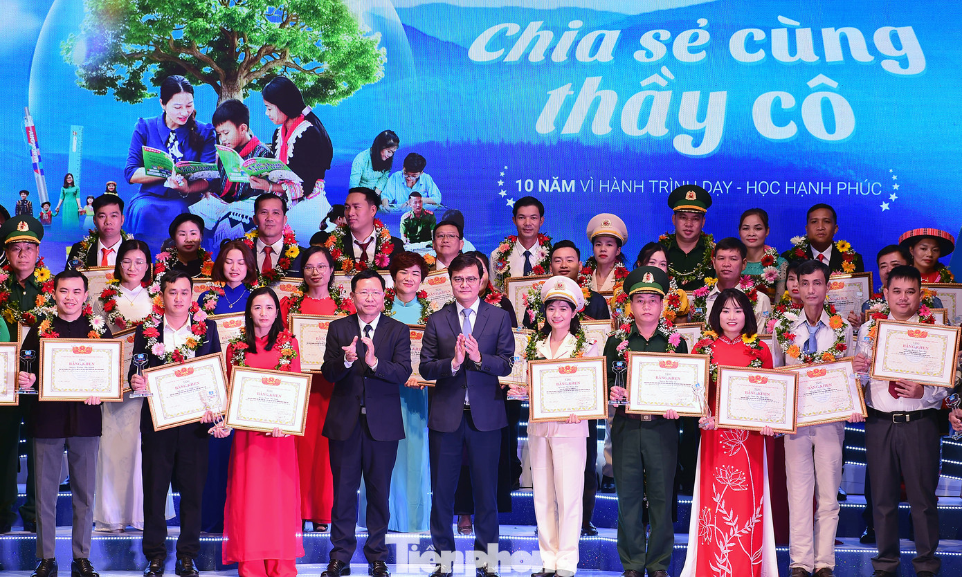 Bí thư thứ nhất T.Ư Đoàn Bùi Quang Huy và Vụ trưởng vụ Giáo dục chính trị và công tác học sinh sinh viên công tác, Bộ GD&amp;ĐT Trần Quang Đạt trao khen thưởng các giáo viên tiêu biểu. Ảnh: Xuân Tùng