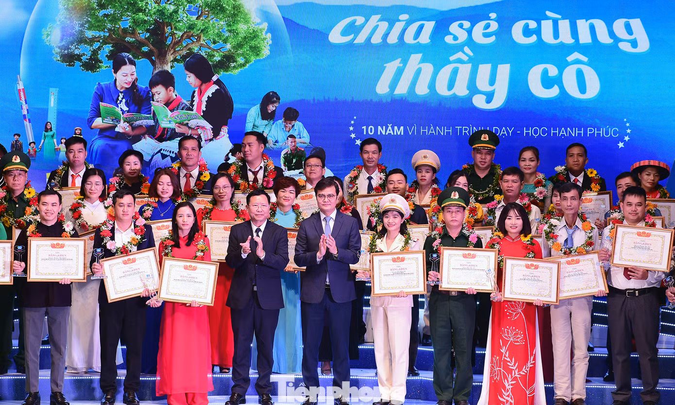 Bí thư thứ nhất T.Ư Đoàn Bùi Quang Huy và Vụ trưởng vụ Giáo dục chính trị và công tác học sinh sinh viên công tác, Bộ GD&amp;ĐT Trần Quang Đạt trao khen thưởng các giáo viên tiêu biểu. Ảnh: Xuân Tùng