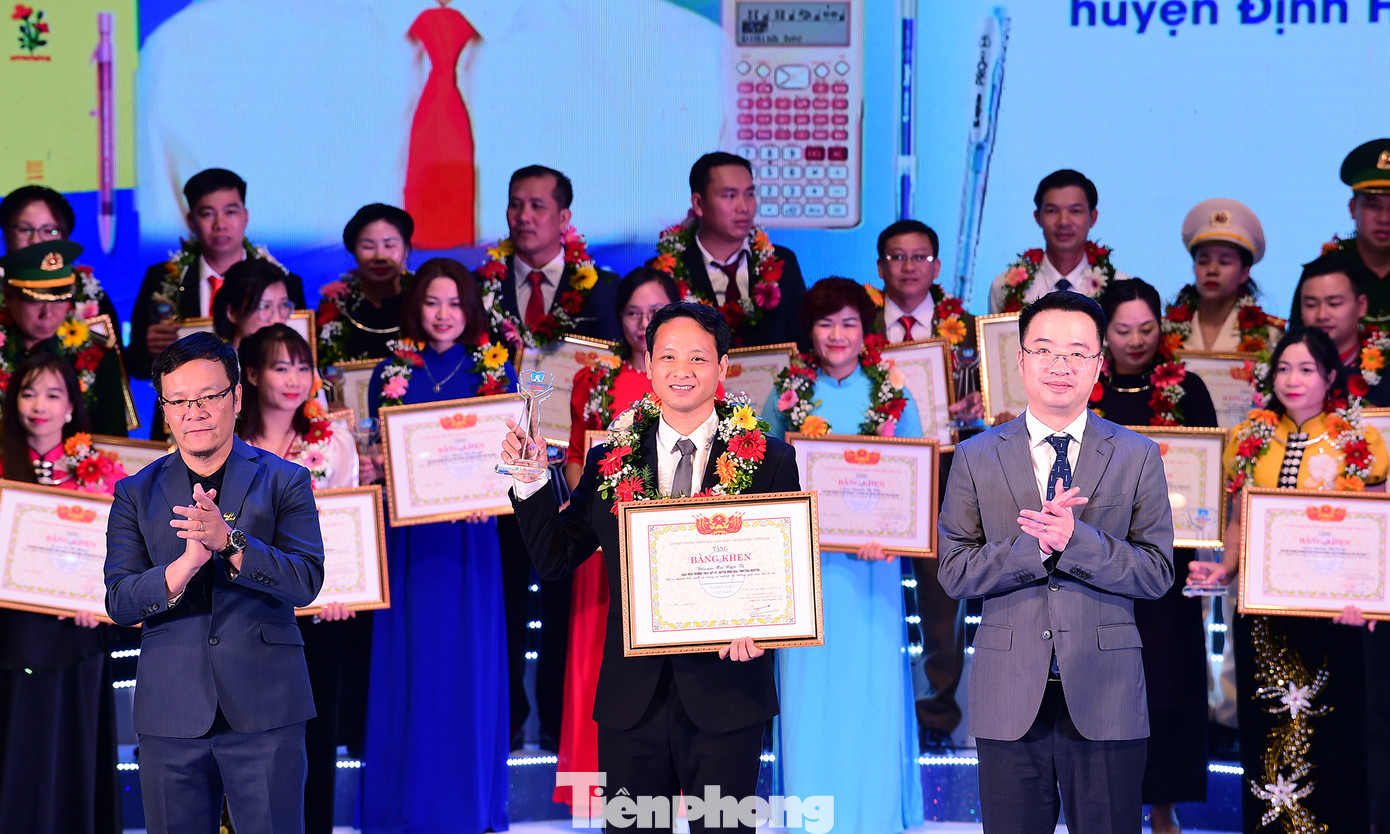 Lãnh đạo T.Ư Đoàn,T.Ư Hội LHTN Việt Nam và Bộ GD&amp;ĐT trao khen thưởng các thầy cô giáo trong chương trình. Ảnh: Xuân Tùng