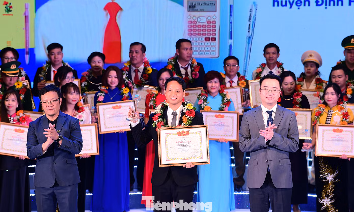 Lãnh đạo T.Ư Đoàn,T.Ư Hội LHTN Việt Nam và Bộ GD&amp;ĐT trao khen thưởng các thầy cô giáo trong chương trình. Ảnh: Xuân Tùng