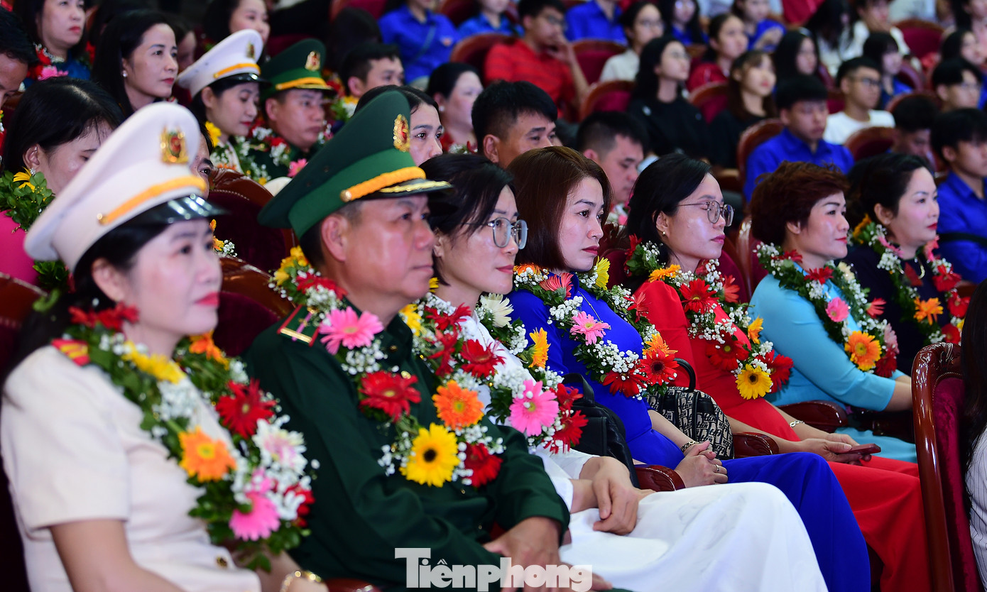 Các đại biểu và giáo viên được tuyên dương tham dự chương trình. Ảnh: Xuân Tùng