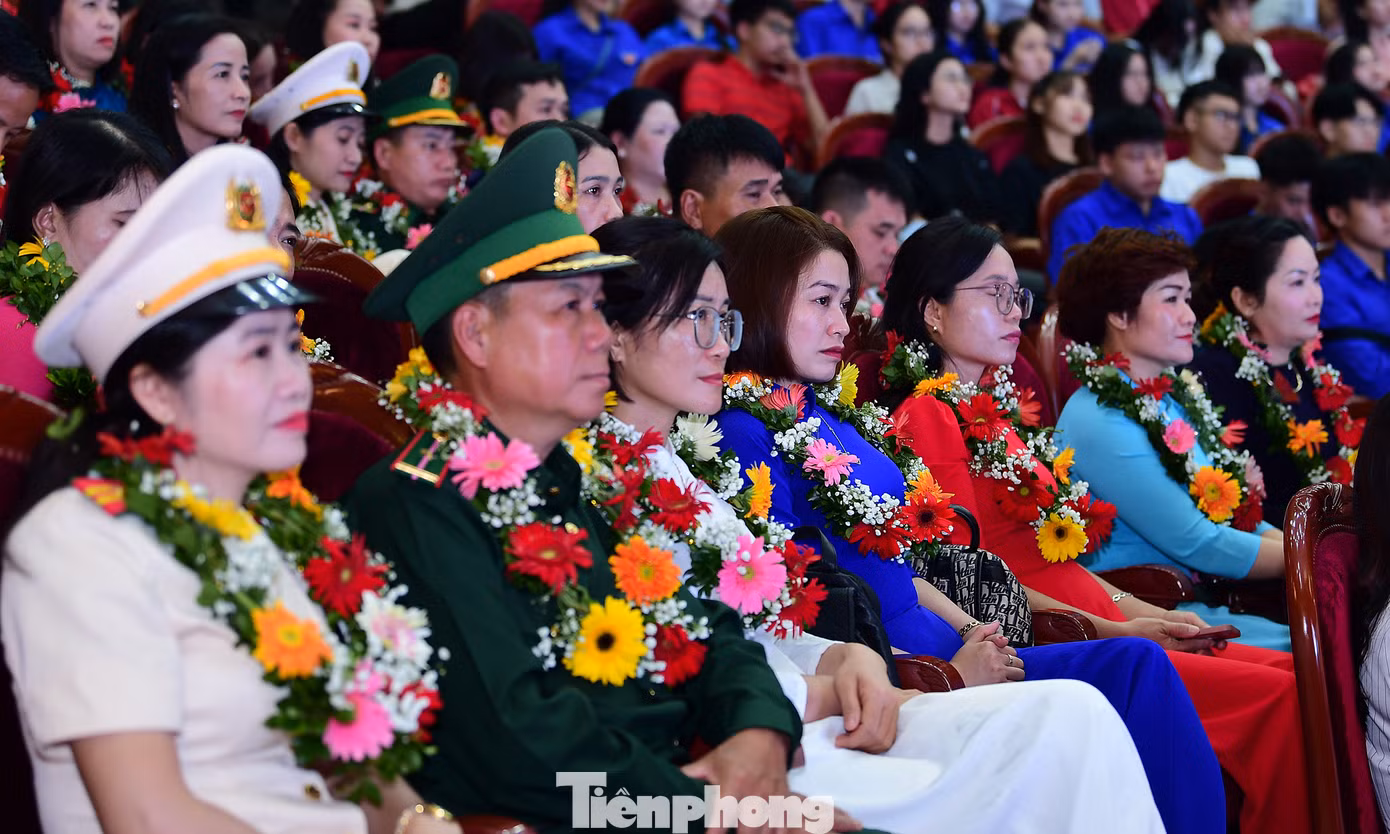 Các đại biểu và giáo viên được tuyên dương tham dự chương trình. Ảnh: Xuân Tùng