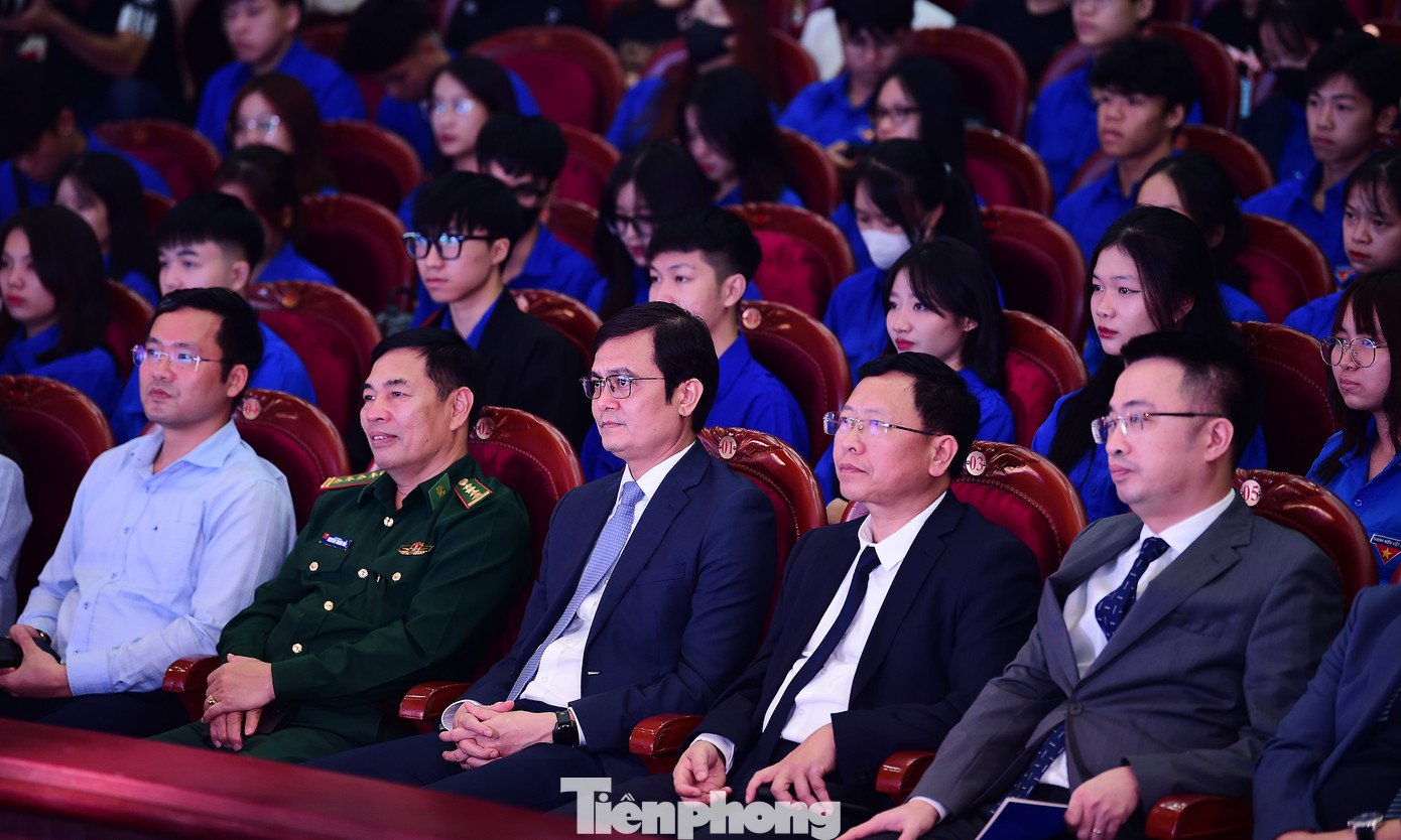 Các đại biểu và giáo viên được tuyên dương tham dự chương trình. Ảnh: Xuân Tùng