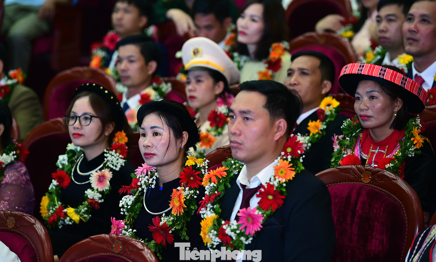 Các đại biểu và giáo viên được tuyên dương tham dự chương trình. Ảnh: Xuân Tùng