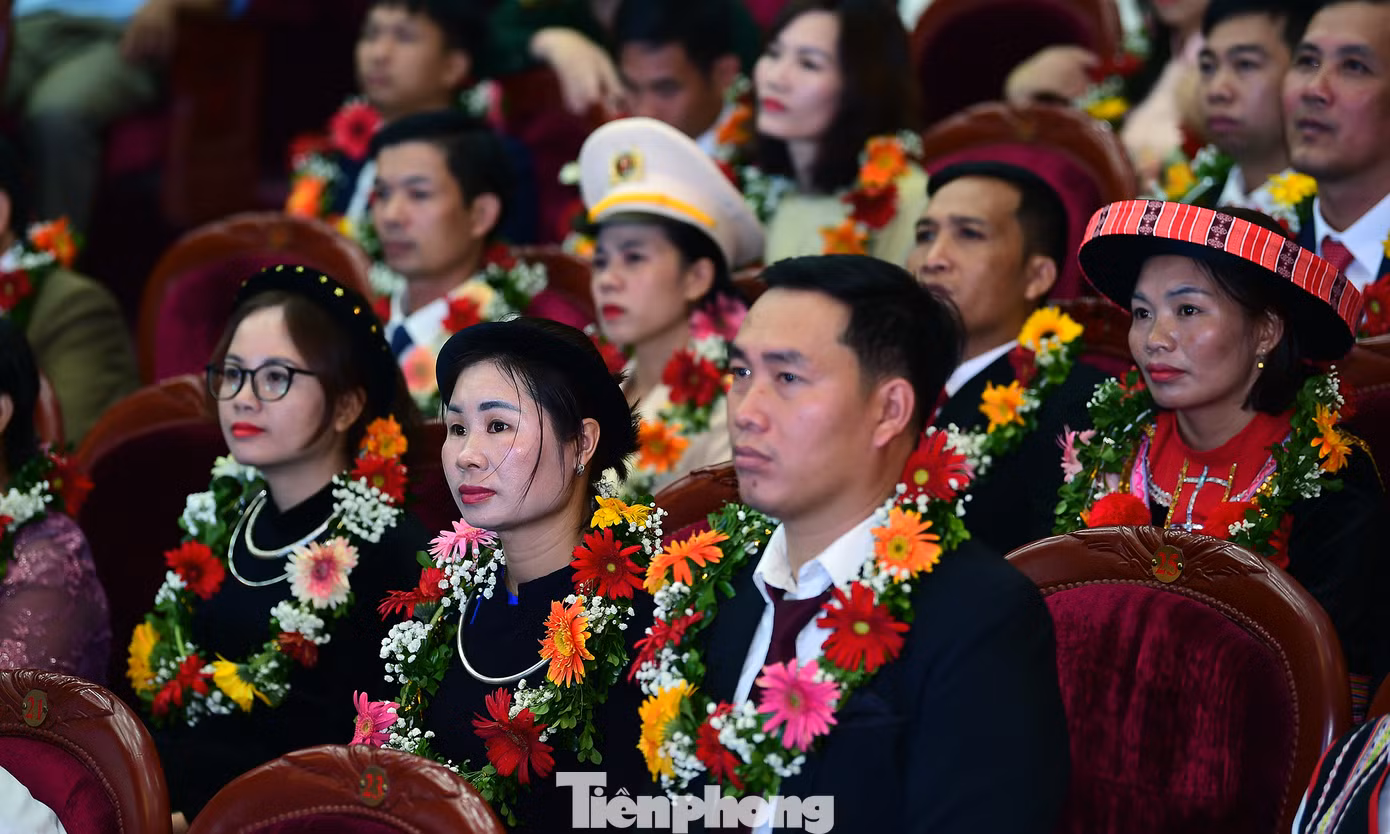 Các đại biểu và giáo viên được tuyên dương tham dự chương trình. Ảnh: Xuân Tùng