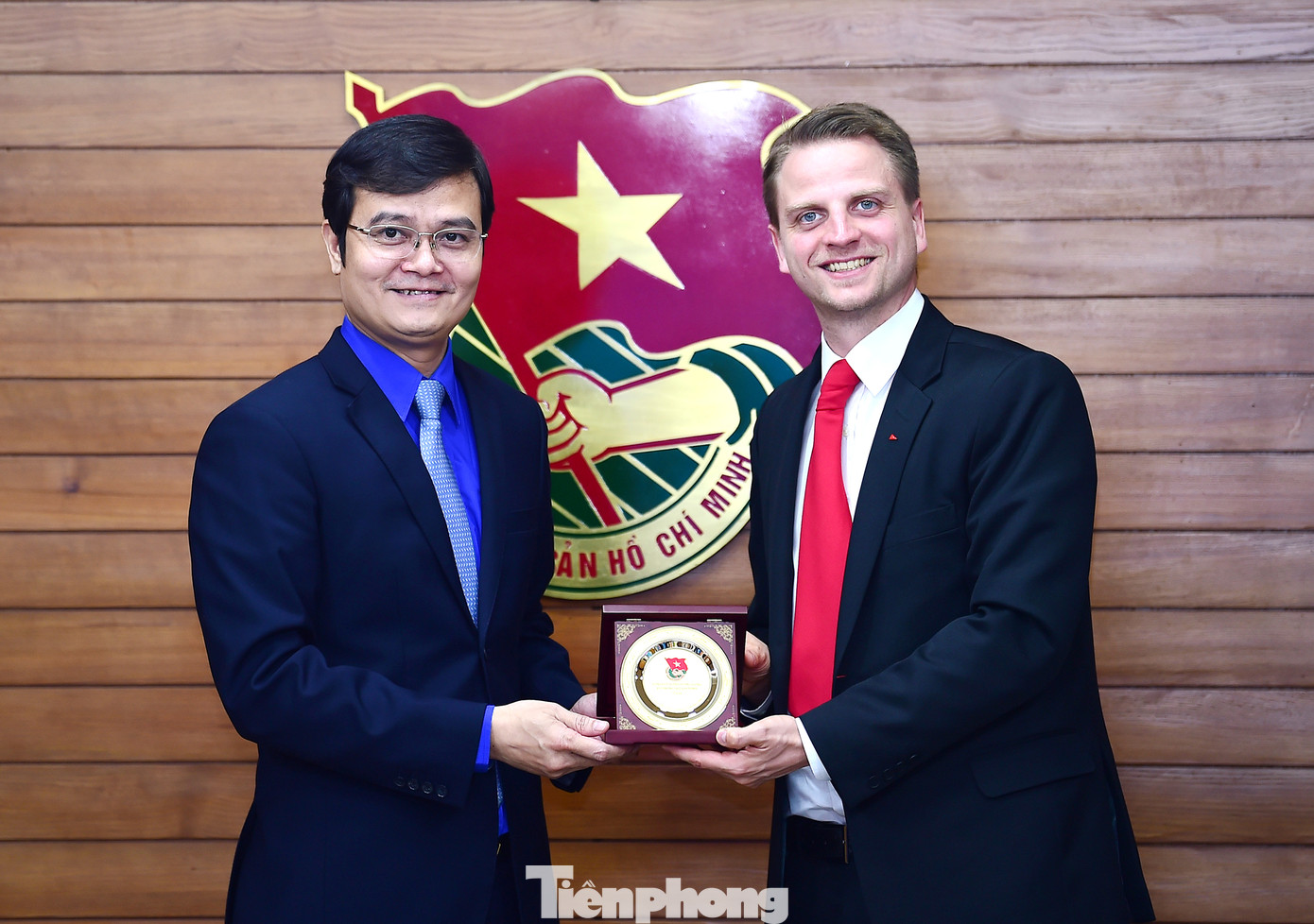Bí thư thứ nhất T.Ư Đoàn Bùi Quang Huy tặng quà Phó Chủ tịch Đảng Cánh tả Đức Maximillian Schirmer. Ảnh: Xuân Tùng Bí thư thứ nhất T.Ư Đoàn Bùi Quang Huy tặng quà Phó Chủ tịch Đảng Cánh tả Đức Maximillian Schirmer. Ảnh: Xuân Tùng