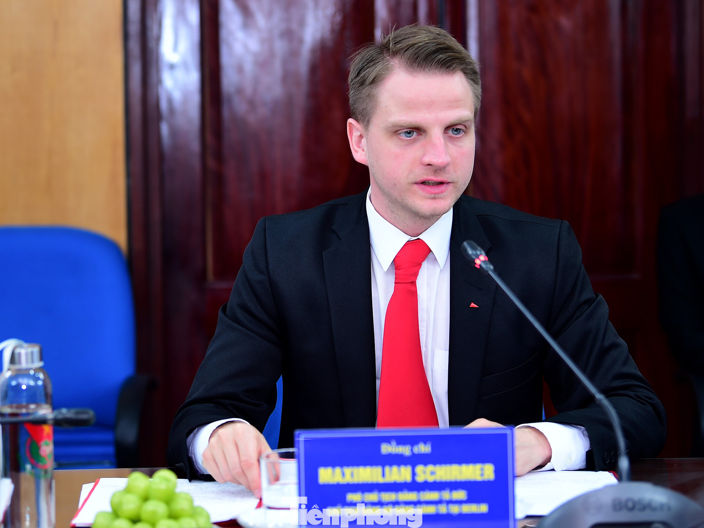 Ông Maximillian Schirmer trao đổi tại buổi tiếp. Ảnh: Xuân Tùng Ông Maximillian Schirmer trao đổi tại buổi tiếp. Ảnh: Xuân Tùng