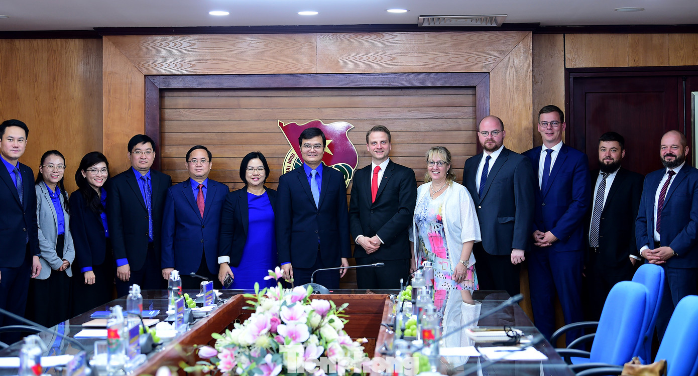 Đại biểu hai bên chụp ảnh lưu niệm tại buổi thăm và làm việc. Ảnh: Xuân Tùng Đại biểu hai bên chụp ảnh lưu niệm tại buổi thăm và làm việc. Ảnh: Xuân Tùng