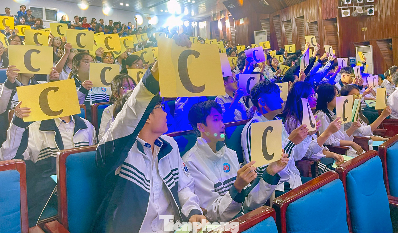 Học sinh, sinh viên tham gia cuộc thi Rung chuông vàng. Ảnh: NA