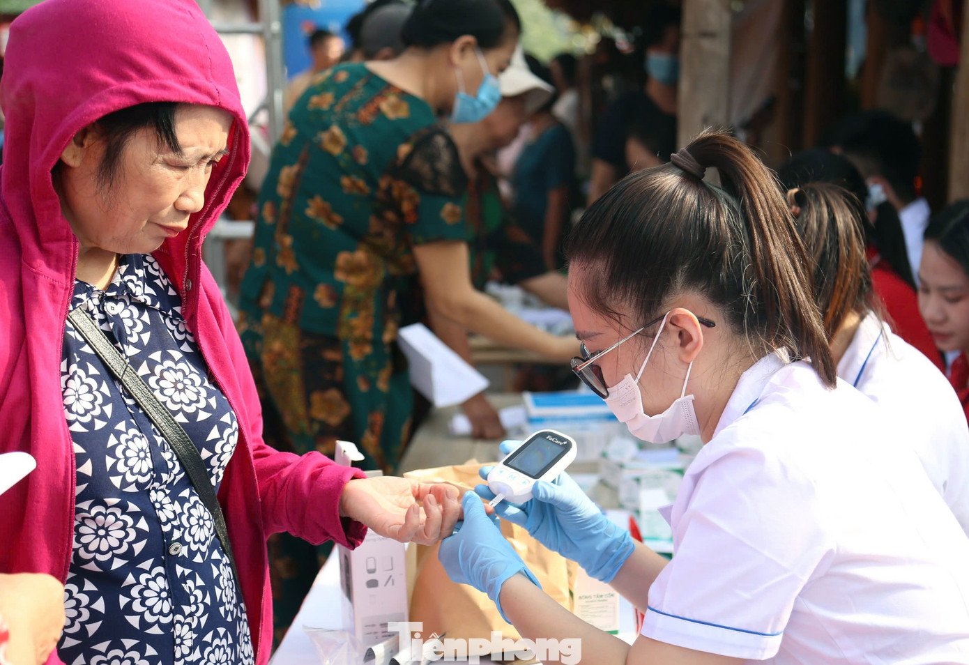 Các thầy thuốc trẻ thăm khám, tư vấn sức khoẻ người dân trong chương trình.