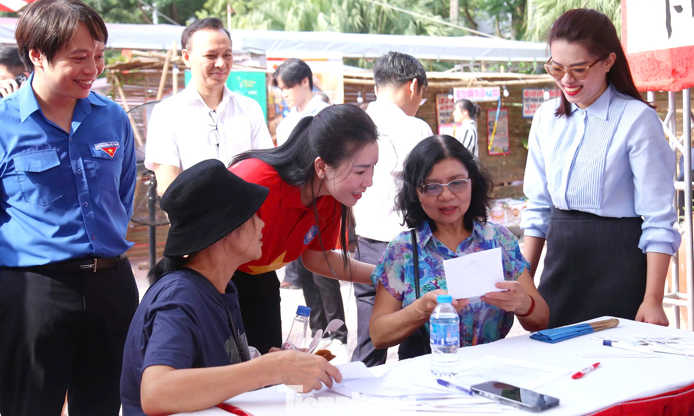 Các thầy thuốc trẻ thăm khám, tư vấn sức khoẻ người dân trong chương trình.