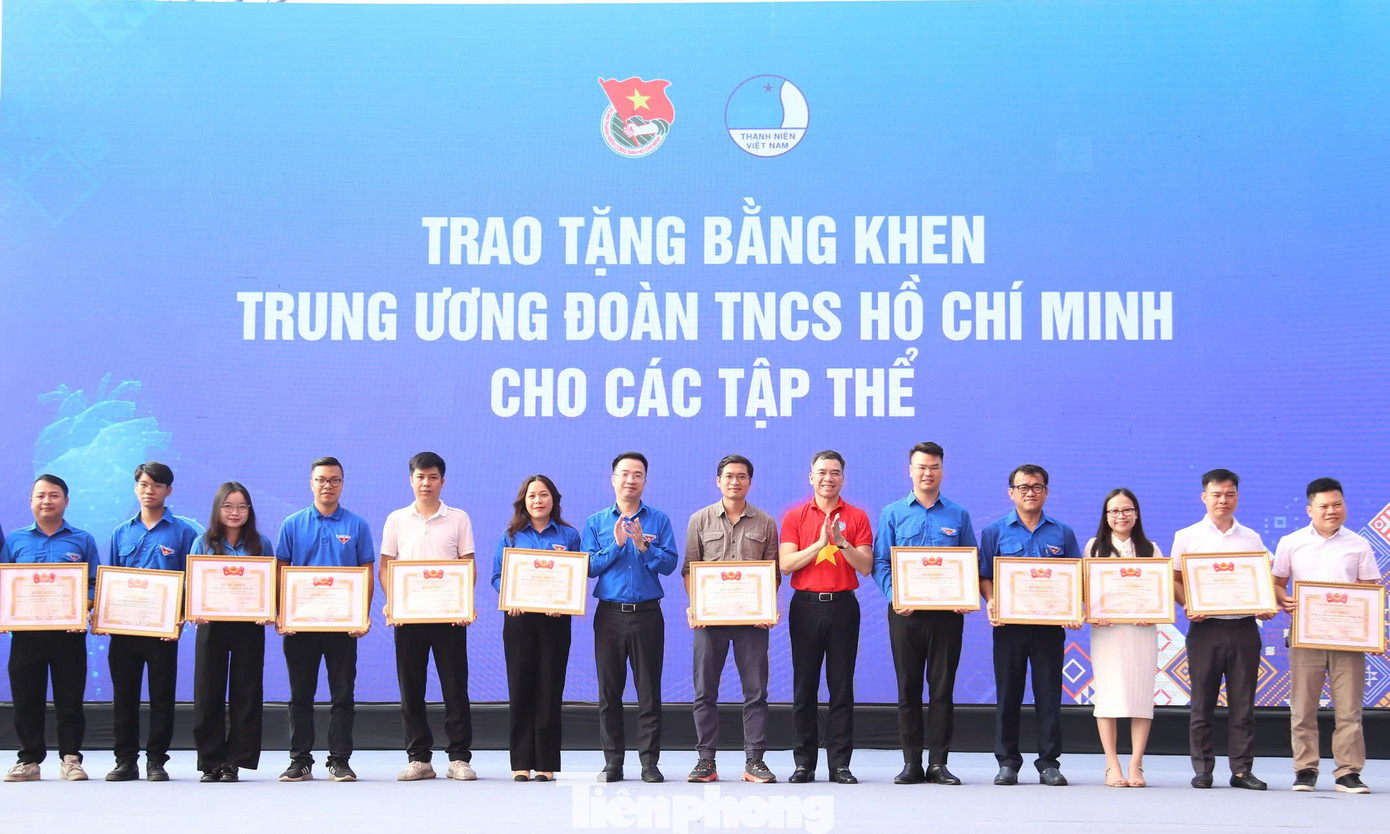 Bí thư T.Ư Đoàn Nguyễn Tường Lâm trao tặng bằng khen cho các tập thể tại chương trình.