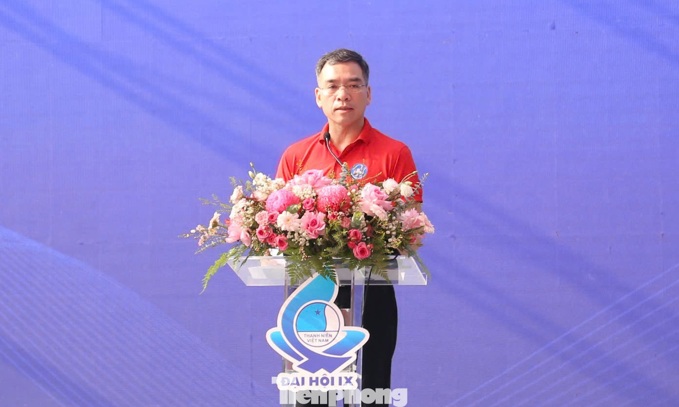 Anh Hà Anh Đức phát biểu tại chương trình tổng kết hành trình