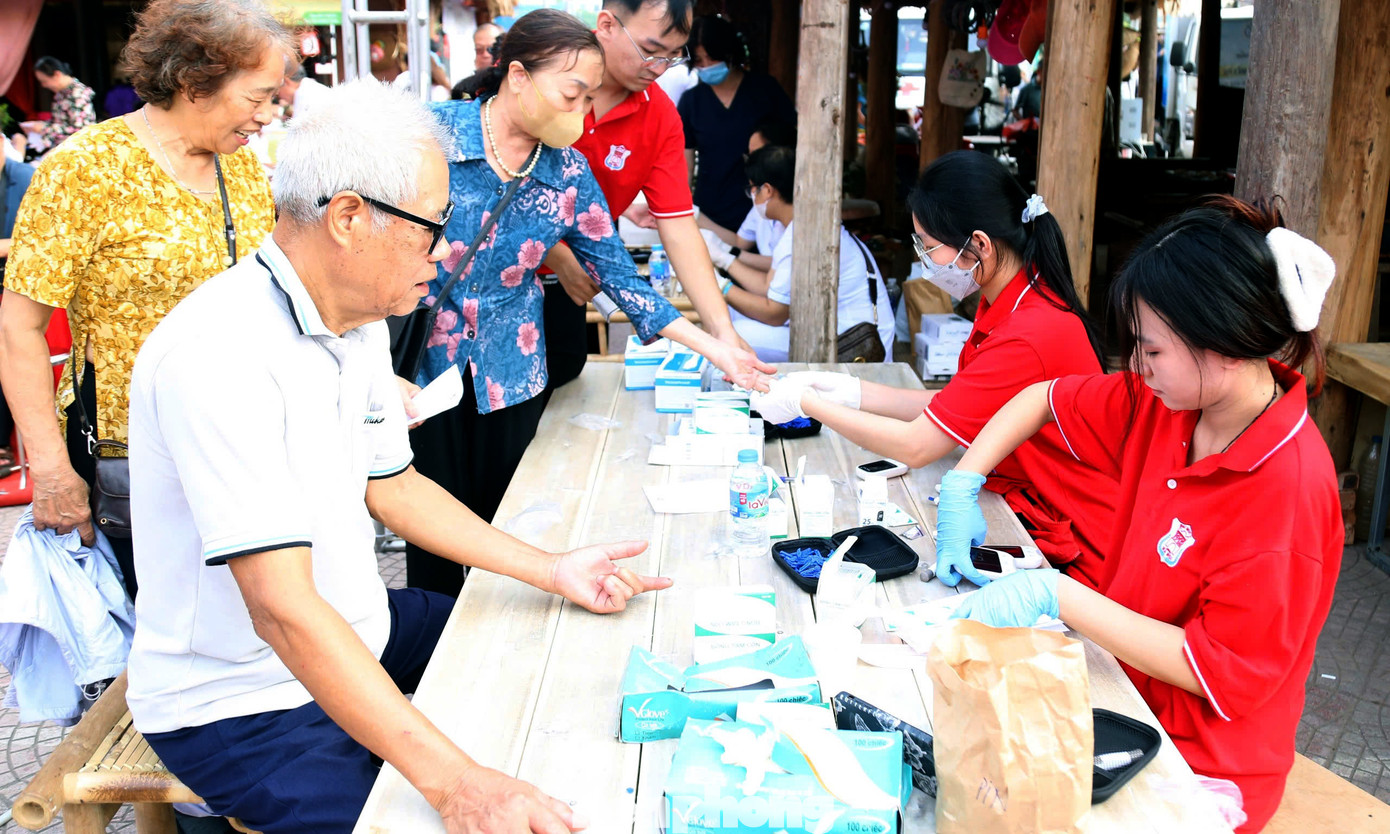 Các thầy thuốc trẻ thăm khám, tư vấn sức khoẻ người dân trong chương trình.