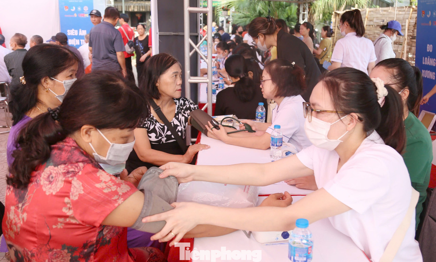 Các thầy thuốc trẻ thăm khám, tư vấn sức khoẻ người dân trong chương trình.