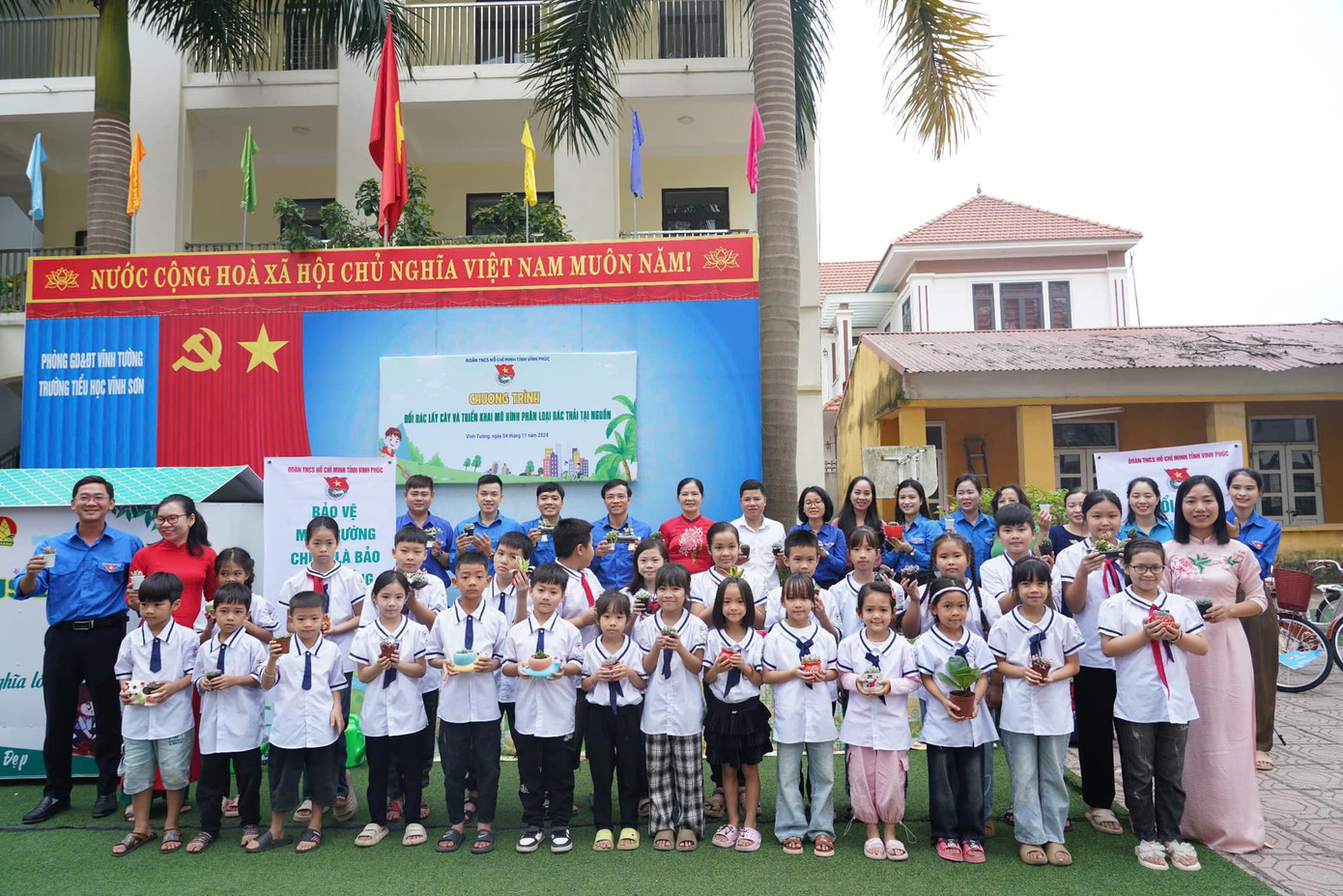 Nhiều cây xanh đã được đổi, trao đến tay các em học sinh. Ảnh: TĐVP