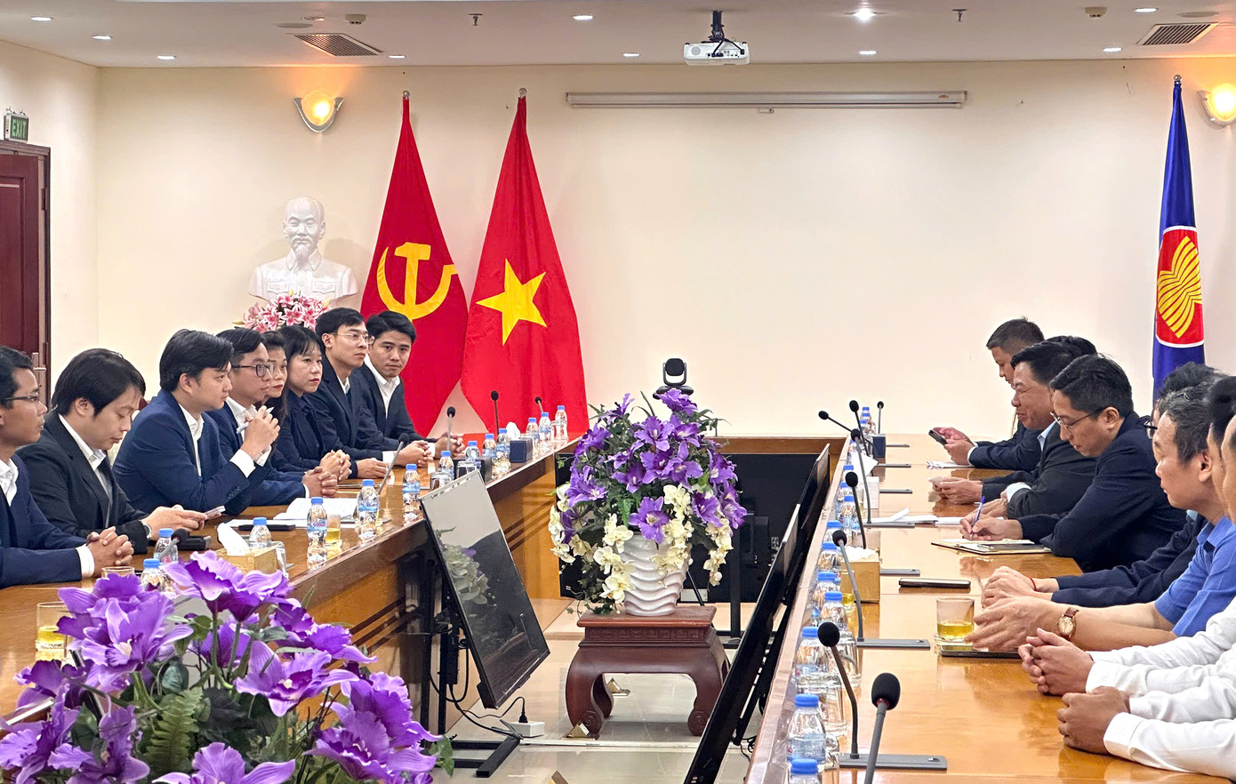 Đoàn đại biểu T.Ư Đoàn thăm và làm việc với Đại sứ quán Việt Nam tại Campuchia. Ảnh: BTC Đoàn đại biểu T.Ư Đoàn thăm và làm việc với Đại sứ quán Việt Nam tại Campuchia. Ảnh: BTC